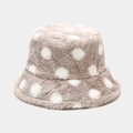 Dettaglio del cappello pescatore in peluche beige a pois bianchi e trama morbida - Grigio / M (56-58cm)
