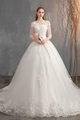 Elegantes weißes Brautkleid mit V-Ausschnitt, Spitzenstickerei und halblangen Ärmeln - US 2 / Weiß Bodenlang