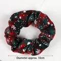 Détail du chouchou de Noël à carreaux rouges et verts avec flocon de neige et diamètre 10 cm - Carreaux Rouge Vert Flocon de Neige Étoile