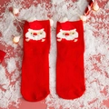 Calze natalizie rosse con Babbo Natale 3D su sfondo rosa caldo e decorazioni festive - Taglia unica / Standard / Babbo Natale Rosso Tinta Unita