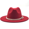 Dettaglio cappello fedora in lana rossa con cordoncino dorato e accessorio a catena - M (56-58cm) / Rosso
