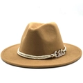 Détail du chapeau en laine camel avec cordelette ivoire et chaîne métallique élégante - M (56-58cm) / Chameau