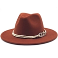 Détail d'un chapeau en laine avec cordelette crème et chaîne dorée chic - M (56-58cm) / Couleur caramel