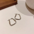 Detailweergave van zilveren onregelmatige U-vormige oorbellen op een witte achtergrond - Onregelmatige Geometrische U-Vorm Oorsluiting (4#) / Zilver