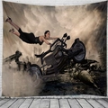 Dettaglio dell'arazzo da parete con illustrazione di moto futuristica su muro di mattoni - 150x130cm / Donna Fantascienza Apocalittica
