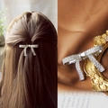 Fonkelende zilveren haarklem met strass-strik op model en detailweergave - Zilveren luxe strik veerclip