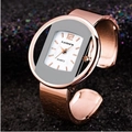 Dettaglio dell'orologio a bracciale in oro rosa con quadrante quadrato bianco e texture - Oro Rosa (Quadrante Bianco)