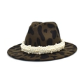 Détail du chapeau fedora en feutre avec motif vache et bandeau décoré de perles - M (56-58cm) / Vert Militaire
