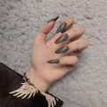 Matgrijze cat-eye stiletto kunstnagels met matte afwerking en lange puntige vorm - Mat Donkergrijs Kattenoog Stijl (JP947)