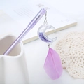 Bolígrafo de gel morado con colgante de luna de lentejuelas y detalle de pluma - Púrpura