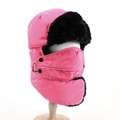 Detail der pinken Trappermütze mit schwarzem Kunstpelzbesatz und abnehmbarer Maske - M (56-58cm) / Rosarot