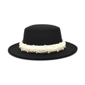 Dettaglio del cappello piatto in feltro di lana nero con fascia decorativa di perle fitte - Nero
