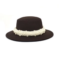 Détail d'un chapeau canotier en laine marron orné d'une bande de perles multicouches - M (56-58cm) / Café