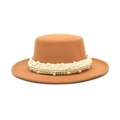 Elegante cappello piatto in feltro di lana cammello da donna con decoro di perle bianche - Cammello