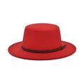 Nahaufnahme eines roten Wollhutes mit gemustertem braunem Zierband am Hutrand - M(56-58cm) / Rot