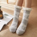 Fleece-gefütterte Thermosocken mit Rentier-Muster und grauem Strick-Finish - Hellgraues Weihnachtsrentier