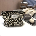 Neceser de lona con estampado de leopardo, cremallera negra y parche TIME TO PARTY - Estampado de Leopardo Marrón y Amarillo