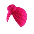 Detail der weichen rosaroten Baby-Turbanmütze mit einem modischen Donut-Knoten-Design - Rosarot