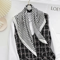 Dettaglio di un foulard di seta a righe bianche e nere abbinato a un gilet di tweed elegante - Foulard quadrato a righe / 70cm / Bianco