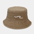 Dettaglio del ricamo a onde bianche su un cappello alla pescatora color kaki - M (56-58cm) / Cachi
