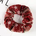 Gros plan du chouchou de Noël de 10cm en laine rouge avec motif de flocon de neige blanc - Rouge Classique Flocon de Neige Carreaux
