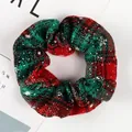 Vue détaillée du chouchou de Noël de 10cm avec carreaux rouge-vert et flocons de neige - Noël Rouge Vert Mixte Carreaux