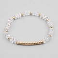 Detailaufnahme von Perlenarmband mit facettierten Kristallperlen und goldener Metallröhre - Rhombus Textur Rohr / Transparent Aurora