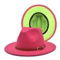 Dettaglio cappello in feltro rosa con tesa verde neon e cinturino in pelle marrone e fibbia - Rosa Rosso & Verde Frutta