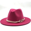 Détail du chapeau fedora en laine rose avec double cordelette dorée et chaîne dorée - M (56-58cm) / Rose rouge