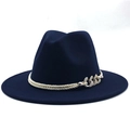 Détail du chapeau Fedora en laine bleu foncé avec corde dorée et chaîne en cristaux - M (56-58cm) / Bleu marine