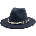 Détail d'un chapeau fedora noir en laine avec corde dorée tressée et chaîne en métal - M (56-58cm) / Gris foncé