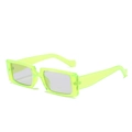 Neongrüne rechteckige Sonnenbrille mit hellgrauen Gläsern und stilvollem Retro-Rahmen - Grüner Rahmen Graue Gläser