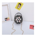 Dettaglio della borsa rotonda in tweed nero con fiori 3D e tracolla a catena dorata - Nero