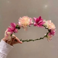 Corona di fiori in tessuto rosa e crema su base di vite intrecciata verde - Rosa Rosso