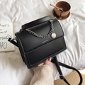 Schicke schwarze Leder-Umschlagtasche mit Silberkette und FASHION & BAGS Schriftzug - Schwarz