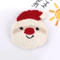 Vue macro d'une pince à cheveux Père Noël tricotée à la main avec texture 3D en fil - Père Noël Tricoté