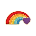 Pin esmaltado de arcoíris con borde dorado y detalle de corazón púrpura en fondo blanco - Puente de Arco Iris