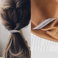 Elegante zilveren bladvormige haarspeld met strass op model en zijden ondergrond - Strass blad veerclip