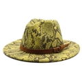 Détail macro du chapeau fedora jaune motif serpent avec ruban en daim marron élégant - M (56-58cm) / Vert