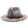 Détail du chapeau fedora serpent gris avec ceinture en daim marron et boucle métallique - M (56-58cm) / Blanc