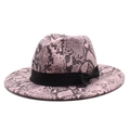 Détail d'un chapeau fedora rose motif serpent avec ruban et nœud noir élégant - M (56-58cm) / Rose