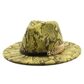 Chapeau fedora imprimé serpent jaune avec ruban cuir noir et bijou de feuille dorée - Vert