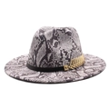 Détail d'un chapeau fedora avec motif serpent gris et boucle en métal doré - Blanc