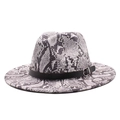 Détail du chapeau en laine imprimé serpent avec ceinture en cuir noir et boucle argent - M (56-58cm) / Blanc