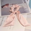 Elastico per capelli con fiocco in raso rosa su riviste di moda eleganti - Rosa