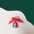 Weihnachtliche Ohrringe mit roter gepunkteter Schleife und grünem Geschenkbox-Anhänger - Nr. 8 Geschenkbox Clip-Ohrring (Einzelstück)