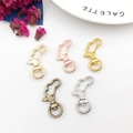 Dettaglio di portachiavi a forma di nuvola in finiture oro oro rosa e argento - Impronta 20x34mm