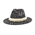 Dettaglio cappello in lana zebrata con fascia di perle e tesa larga elegante - M (56-58cm) / Grigio