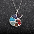 Collana chakra con conchiglia a spirale e sette gemme colorate su fondo scuro - 7 Chakra Conchiglia Spirale