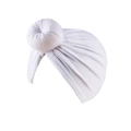 Detail einer weißen Baumwoll-Turbanmütze für Babys mit Donut-Knoten auf weißem Grund - Weiß